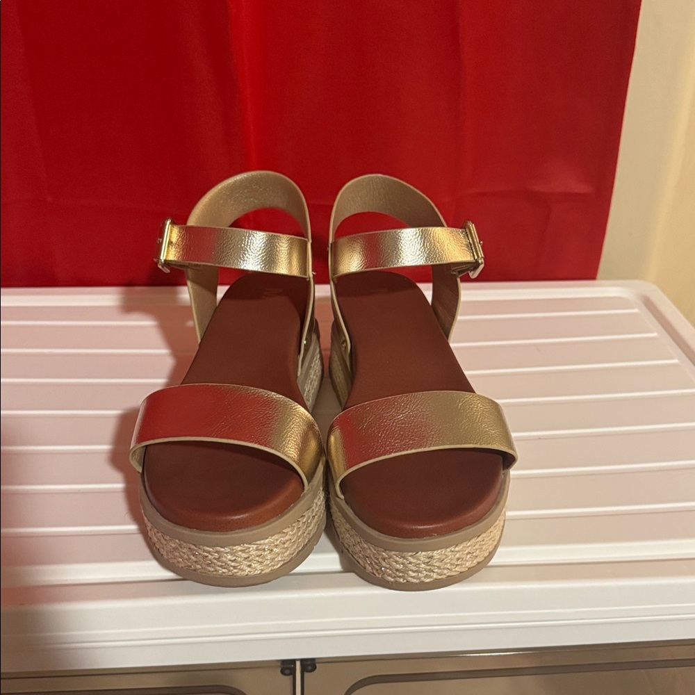 MIA Kenji Gold Platform Sandals - size 7 - Picture 2 of 5